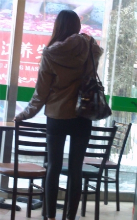 极品好身材的紧身裤高跟美女