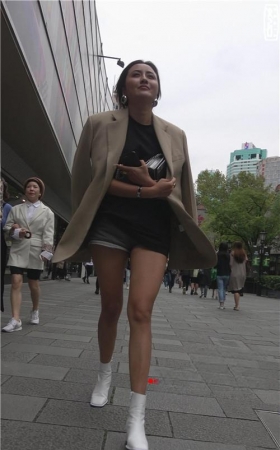 很有自信的白色短靴MM