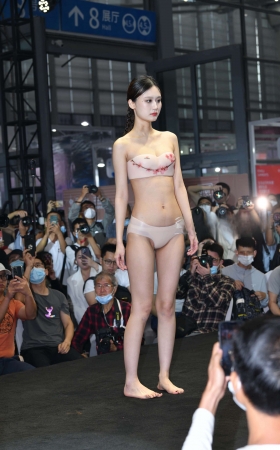 挺美的她～还是穿着内衣给你看呢～ [24P]