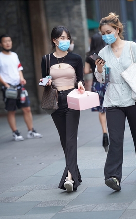 黑色紧身休闲裤美女(25P)