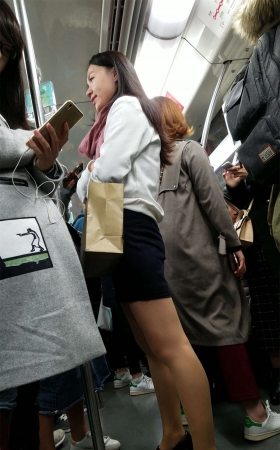地铁拍摄蓝色包臀裙肉色丝袜OL美妇