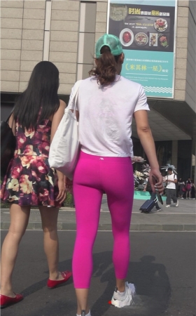 街拍极品粉红瑜伽紧身裤小姐姐