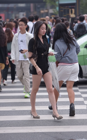 下雨天的美女
