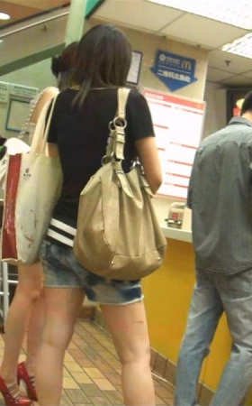 买东西的两位妹妹