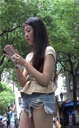 宽松的牛仔短裤妹子