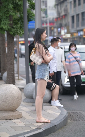 抓拍白皙热裤小姐姐 [22P]