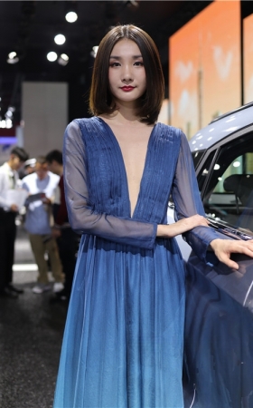 性感的长裙深V美女(35P)