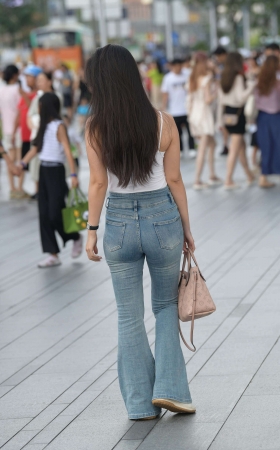 街拍喇叭牛仔裤长腿美女 [23P]