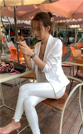 （视频）漂亮的高腰白裤美女