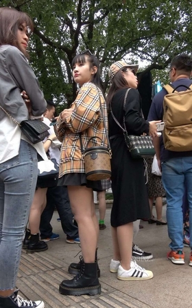 4K – 街拍美腿短裙小妹 [1.24 GB/MP4]
