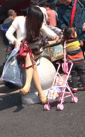 坐在圆石蹬上的性感美丽肉丝美女