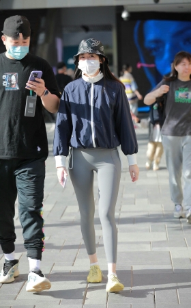 街拍紧身裤小妞 [18P]