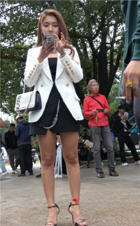 玩手机的小姐姐