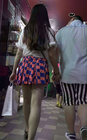 碎花连衣裙美腿美女