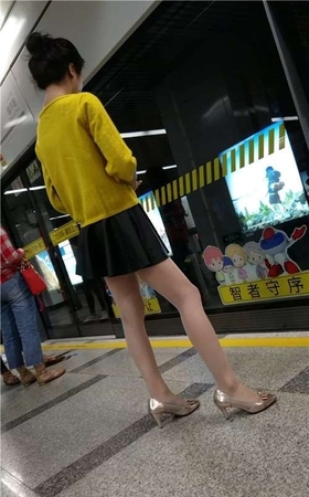 黄衣服，短裙，街拍丝袜高跟苗条美女