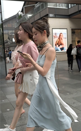 三位美女中腿最美的一个小姐姐3A040[81P-2.49G]