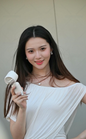 热裤大长腿苗条美女 [15P]