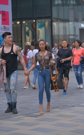 喜欢健身的妹子小腰真细
