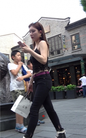 漂亮的吊带黑色紧身裤小姐姐