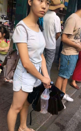 等公交车的条纹T恤牛仔热裤小妹