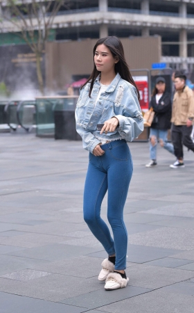细雨中的蜜桃裤翘臀美眉 [21P]