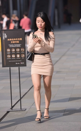 玩手机的美女** [18P]