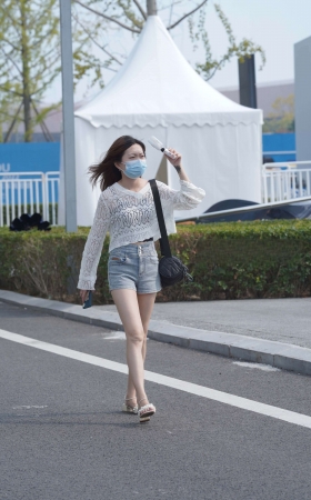 拿着小风扇吹的妹纸 [22P]