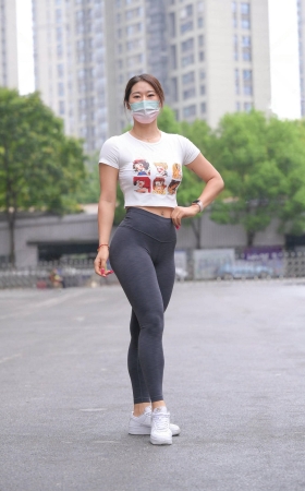 搭讪紧身裤蜜臀姐姐 【图片➕视频】 [20P]