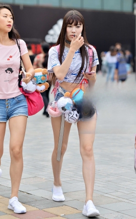左手倒影贴短热裤彰显臀的魅力 [12P]