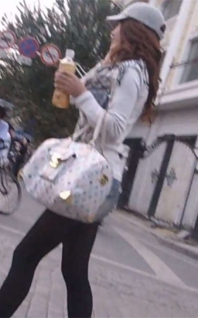 黑丝美腿陪男友逛街