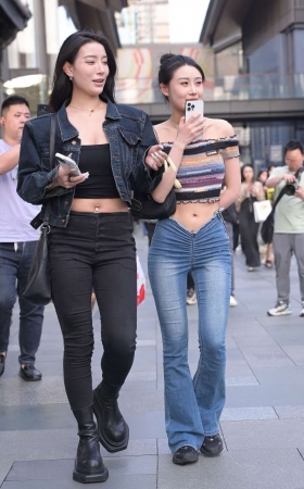 爱笑的牛仔裤小姐姐 [26P]