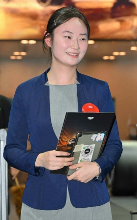 26615-5-116√凯迪拉克-羞答答脸红的肉丝青春销售员 13P