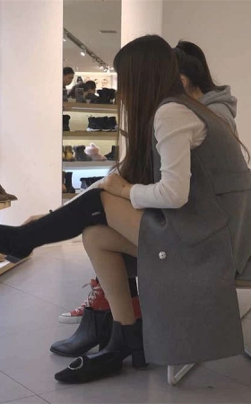 鞋店试鞋子