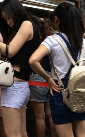白色超低腰热裤美女和姐妹逛街