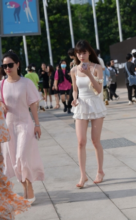 白嫩美腿女生～