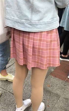 白鞋丝袜短裙娇小可人学生妹