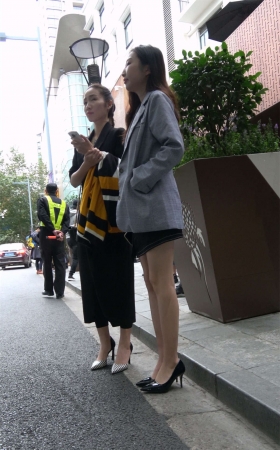 修直大长腿高跟美女
