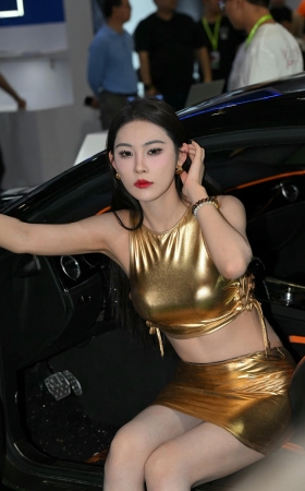 性感的土豪金包臀裙模特 [17P]