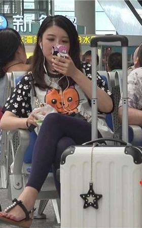 4k-高铁站一直玩手机的美女，干净的坡高跟玉足迷人。
