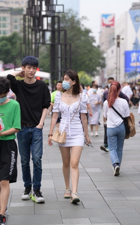 漂亮的白色连衣包臀裙小姐姐