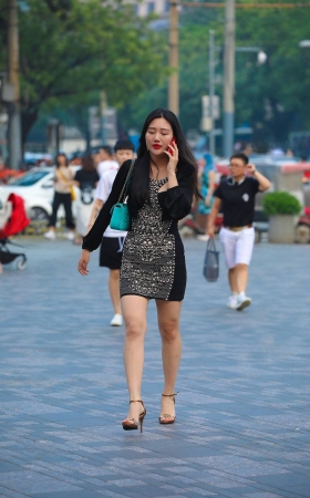 聊电话的包臀裙** [16P]