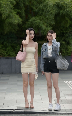 街拍大长腿美女闺蜜 [21P]
