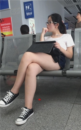 白嫩裸腿学妹