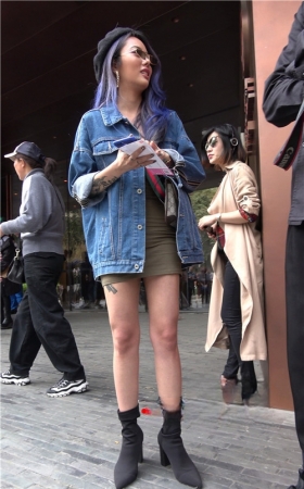 黑色短靴裸腿小姐姐