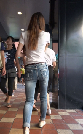 等公交的极品紧身蓝牛美女