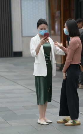 街拍穿丝的长裙美姐 [18P]