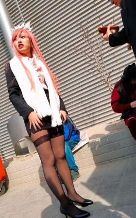 街拍黑丝cosplay的青春少女