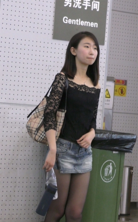 蕾丝衬衫黑丝袜牛仔热裤美腿