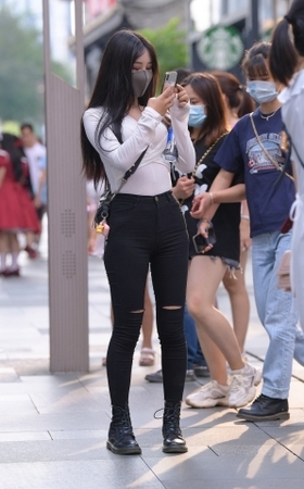 紧致黑裤清新美眉