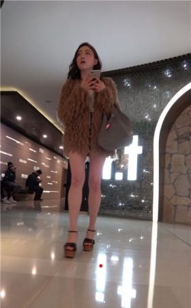 玩手机的长腿小仙女